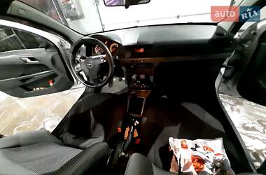 Хэтчбек Opel Astra 2005 в 