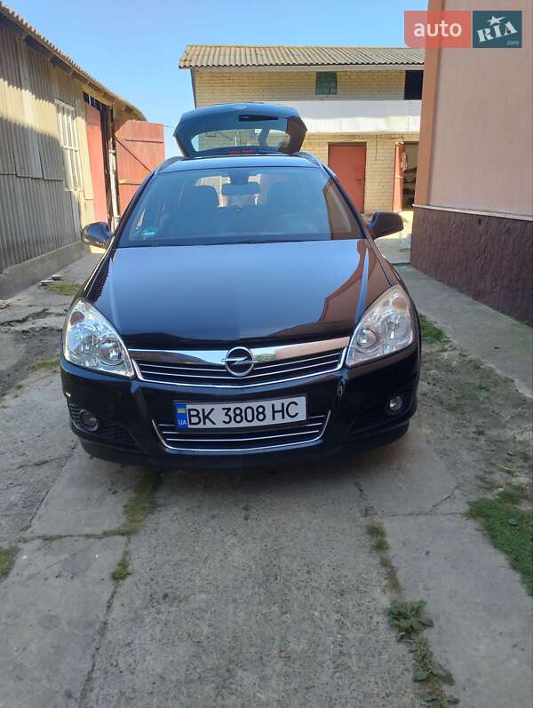 Універсал Opel Astra 2010 в Рівному