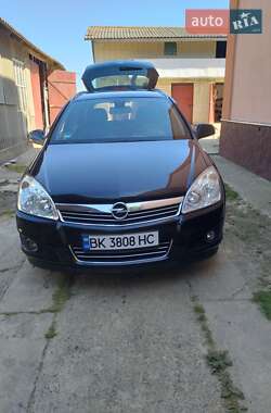 Універсал Opel Astra 2010 в Рівному