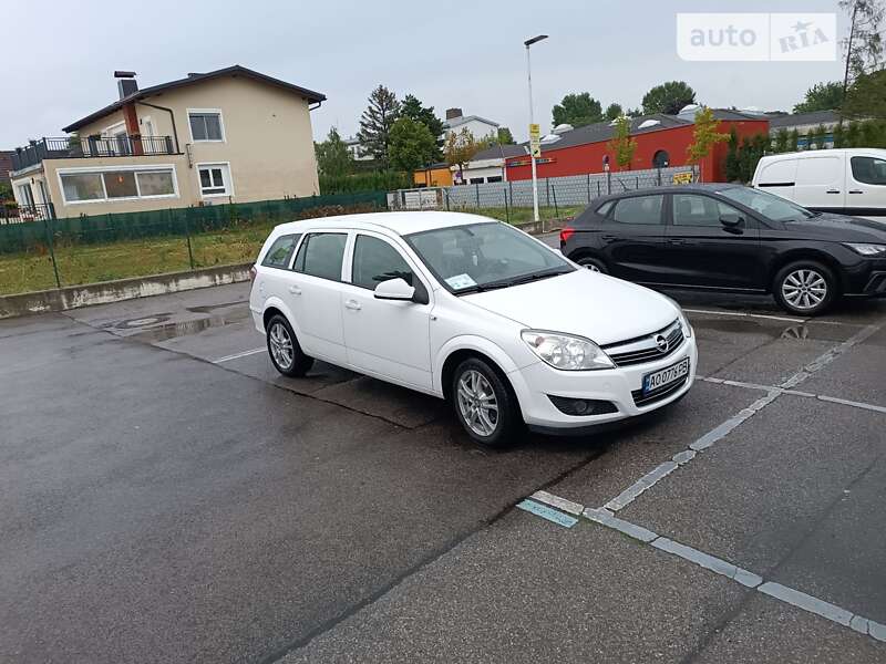 Универсал Opel Astra 2010 в Тячеве