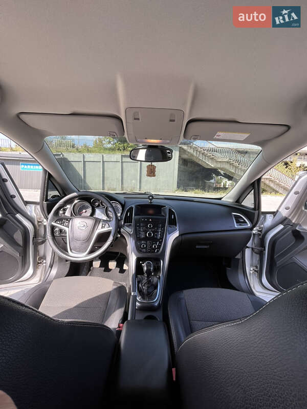 Универсал Opel Astra 2013 в Дрогобыче