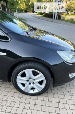 Универсал Opel Astra 2012 в 