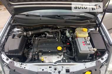 Хэтчбек Opel Astra 2004 в 