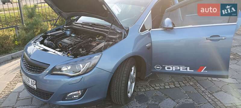 Універсал Opel Astra 2011 в Житомирі