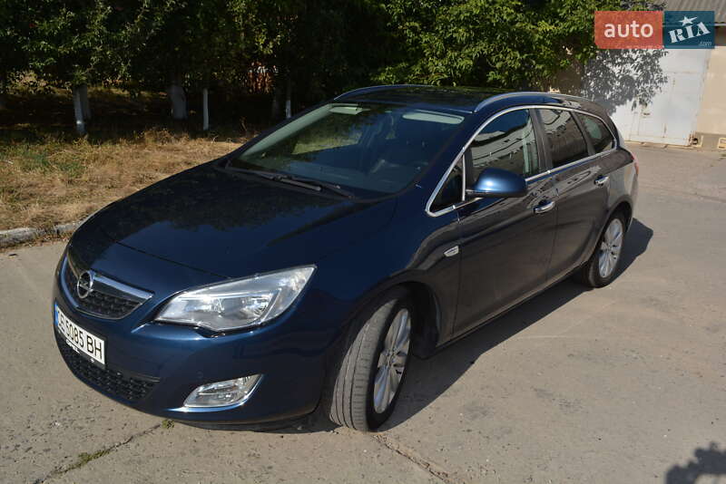 Универсал Opel Astra 2012 в Новоднестровске