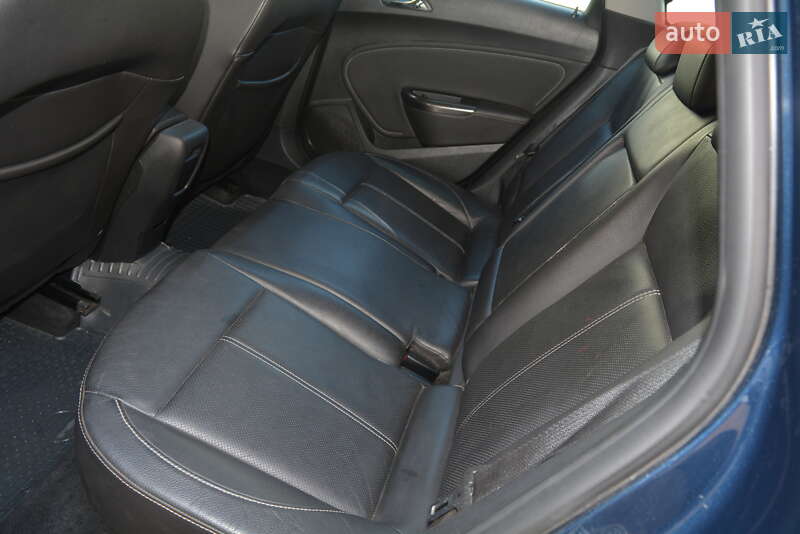 Универсал Opel Astra 2012 в Новоднестровске