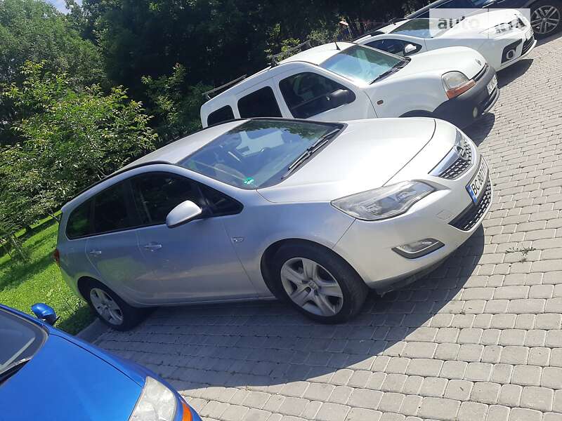 Универсал Opel Astra 2011 в Львове