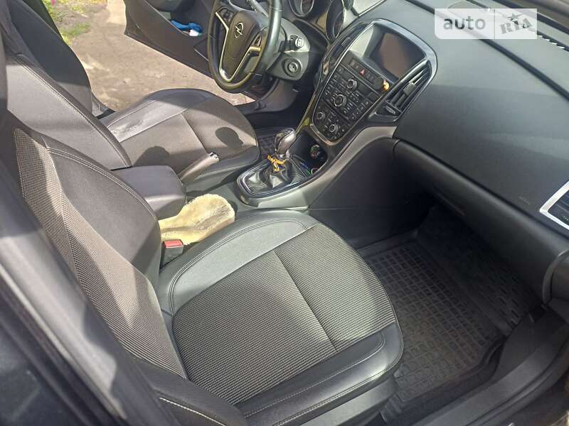 Универсал Opel Astra 2012 в Ровно