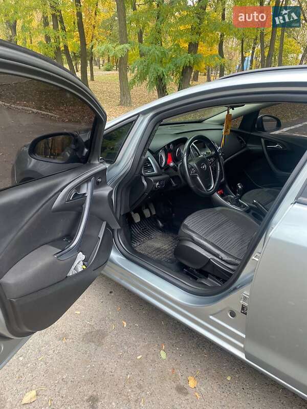 Универсал Opel Astra 2014 в Покровске