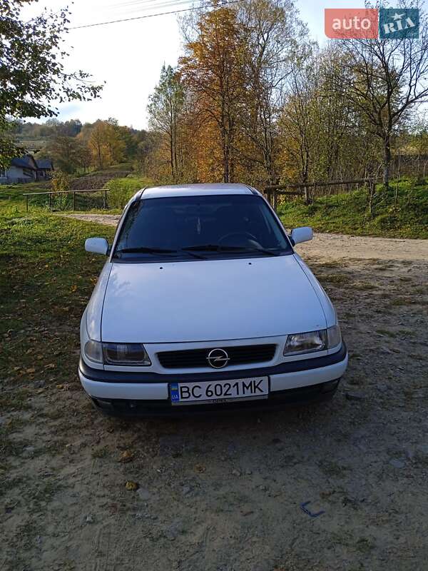 Универсал Opel Astra 1995 в Самборе