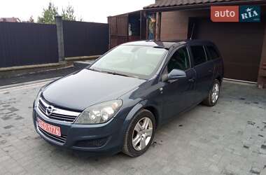 Універсал Opel Astra 2010 в Рівному