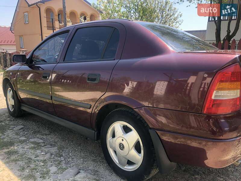 Седан Opel Astra 2006 в Долине