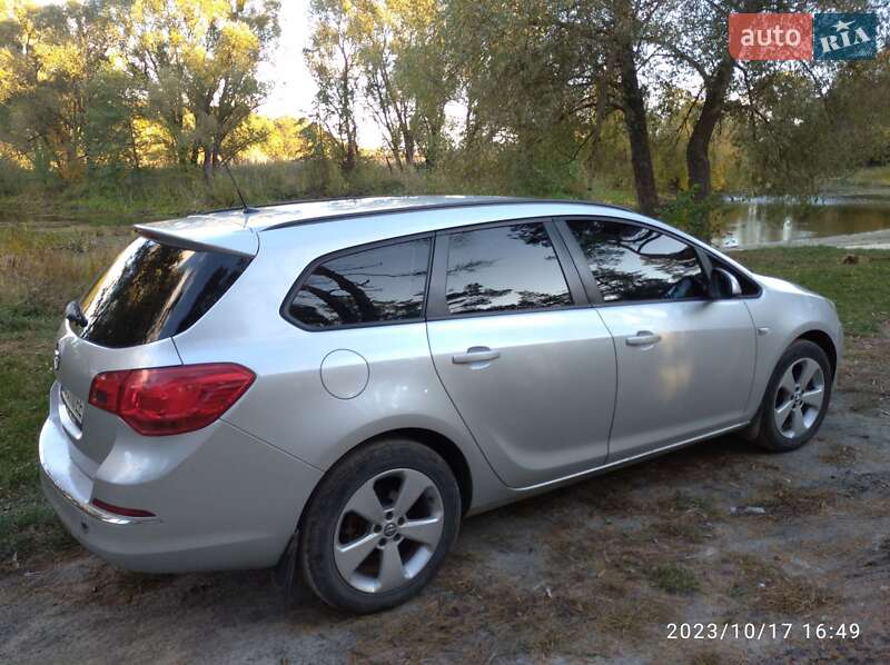Универсал Opel Astra 2013 в Прилуках