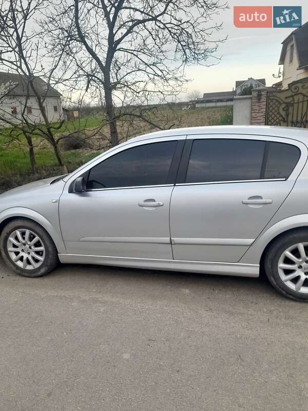 Хэтчбек Opel Astra 2004 в Мукачево
