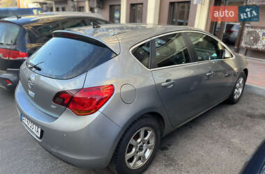 Хэтчбек Opel Astra 2011 в 