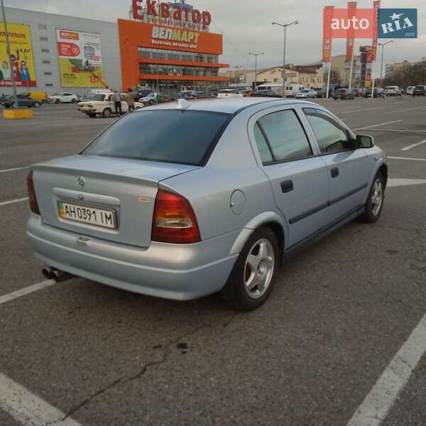 Седан Opel Astra 2004 в Чернівцях