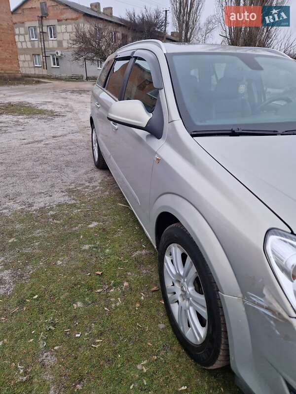 Универсал Opel Astra 2009 в Зачепиловке