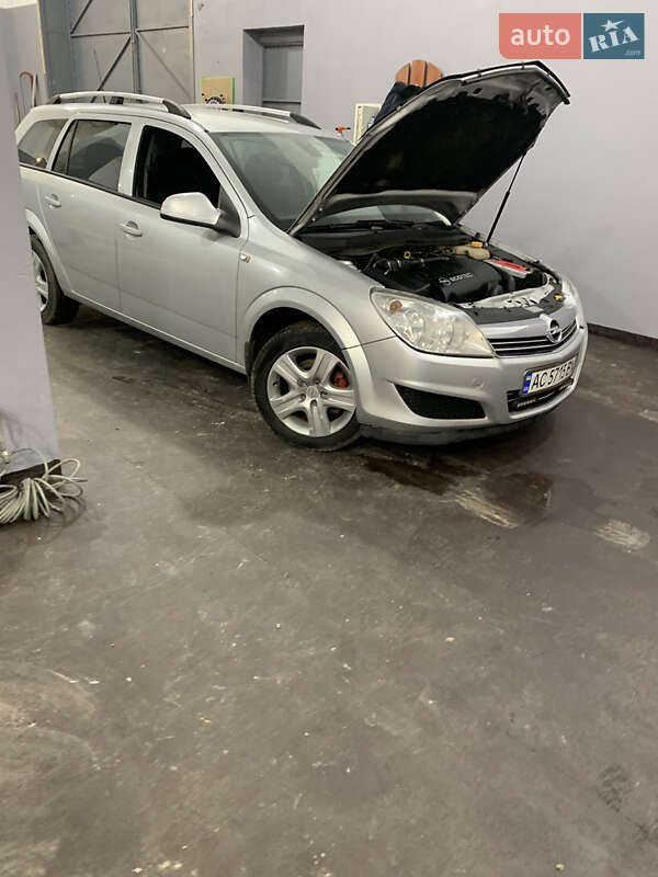 Універсал Opel Astra 2009 в Луцьку