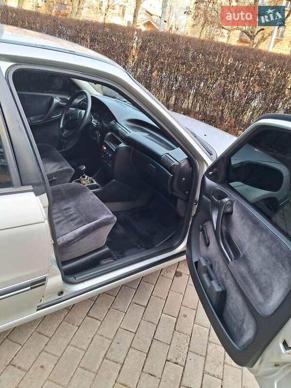 Седан Opel Astra 1993 в Миколаєві