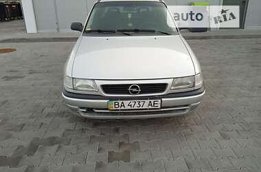 Седан Opel Astra 1998 в Благовіщенську
