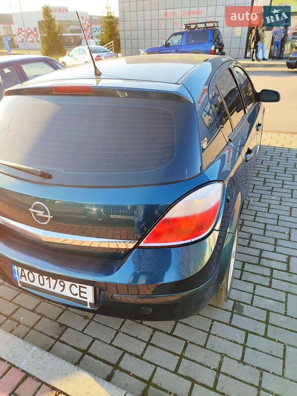 Хэтчбек Opel Astra 2006 в Мукачево