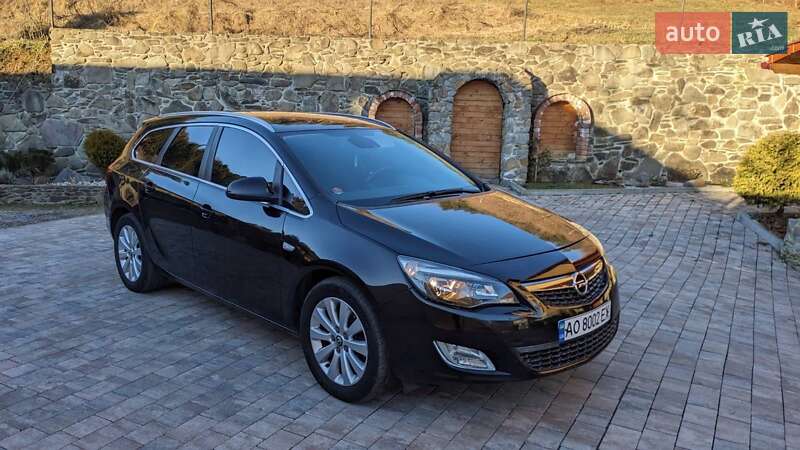 Універсал Opel Astra 2011 в Ужгороді
