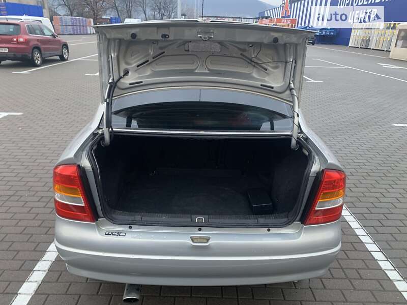 Седан Opel Astra 2008 в Хусте