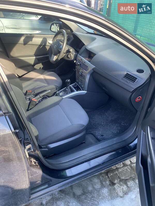 Хэтчбек Opel Astra 2013 в Львове