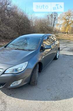 Універсал Opel Astra 2011 в Звягелі