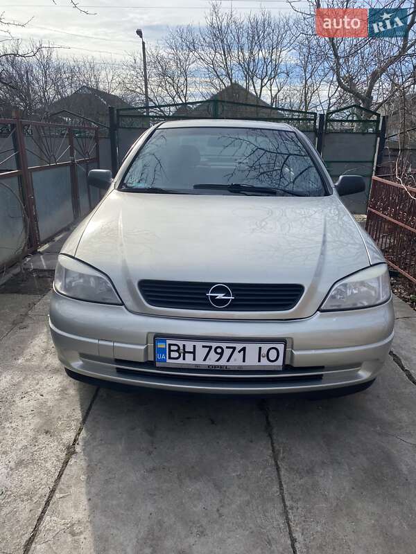 Седан Opel Astra 2006 в Тарутине