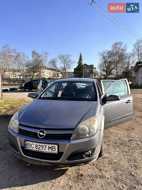 Хетчбек Opel Astra 2004 в Золочеві