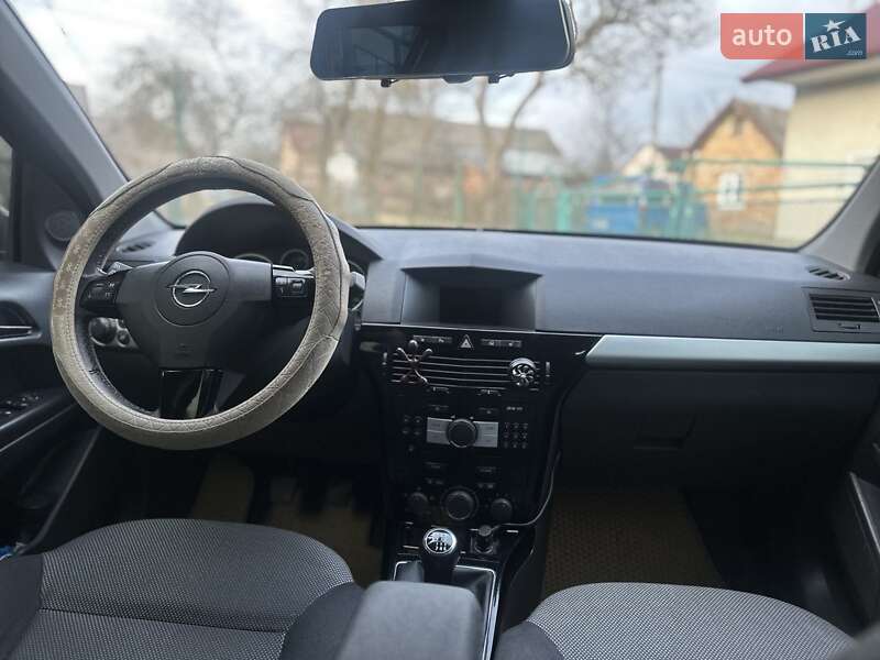 Універсал Opel Astra 2010 в Золочеві