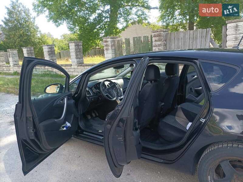 Седан Opel Astra 2010 в Романіву