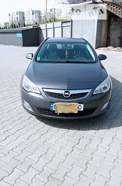 Універсал Opel Astra 2012 в Дрогобичі