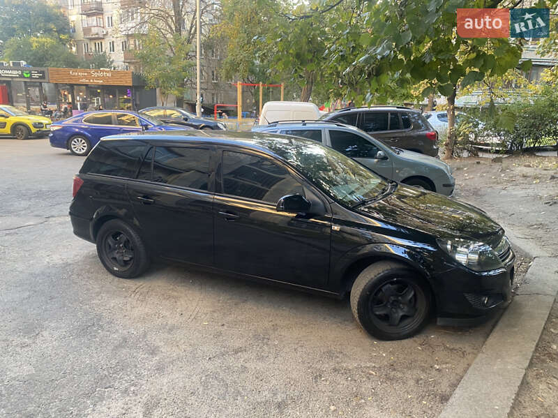 Универсал Opel Astra 2011 в 