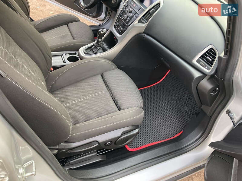 Універсал Opel Astra 2011 в Києві