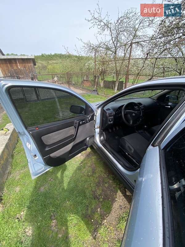 Седан Opel Astra 2004 в Львові