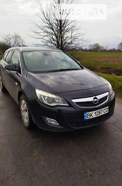 Універсал Opel Astra 2011 в Рівному