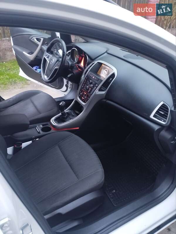 Универсал Opel Astra 2011 в Великом Березном