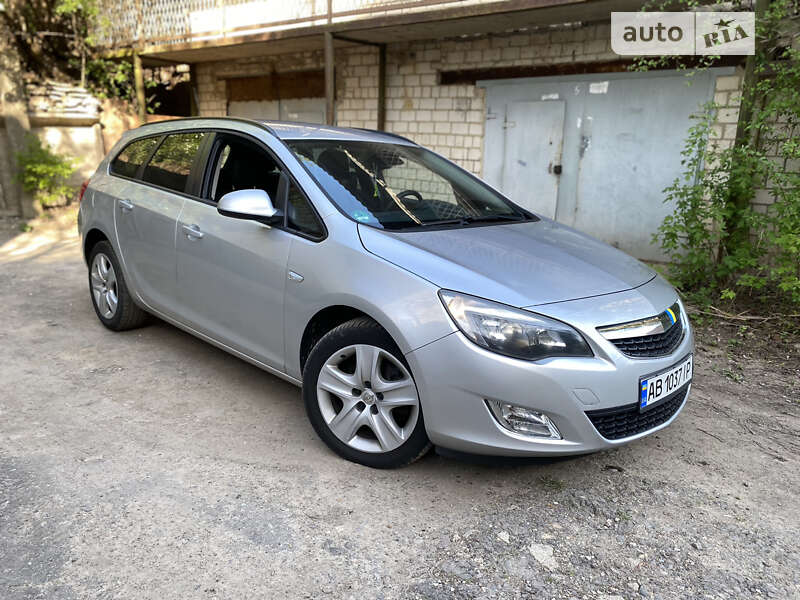 Универсал Opel Astra 2011 в Могилев-Подольске