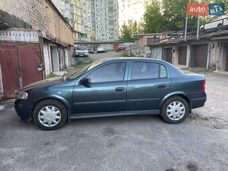 Седан Opel Astra 2004 в 