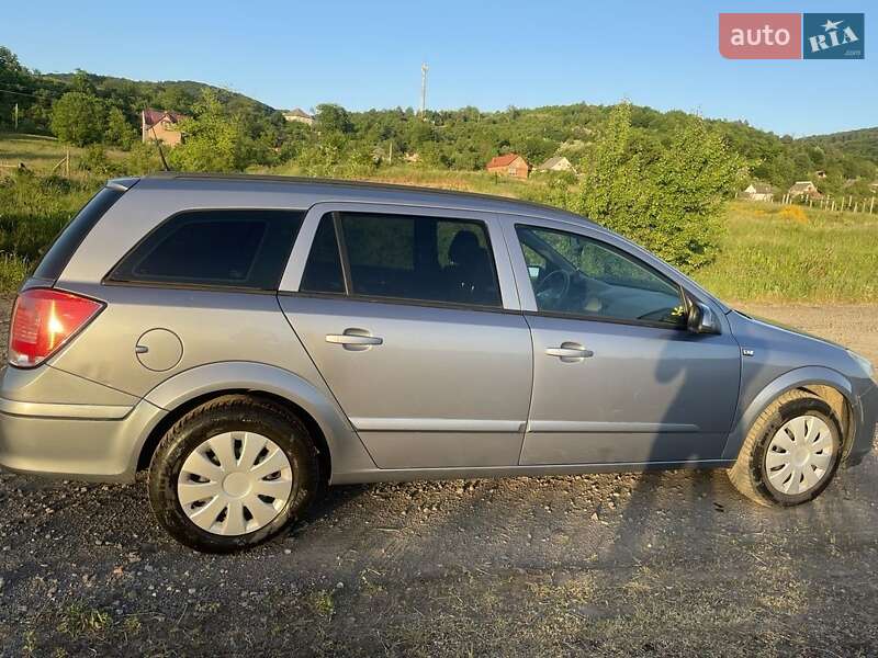 Универсал Opel Astra 2005 в Сваляве