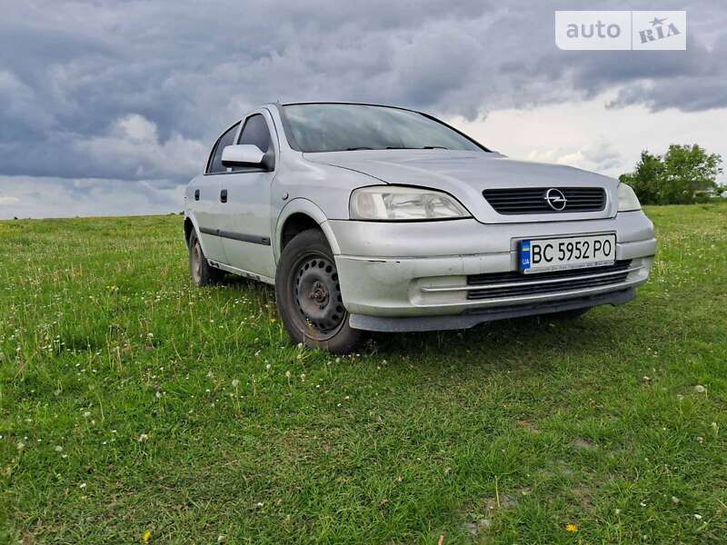 Седан Opel Astra 2004 в Пустомитах