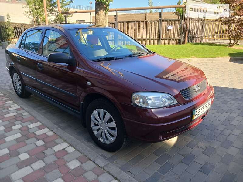 Седан Opel Astra 2006 в Днепре