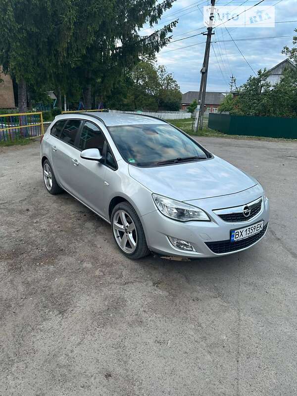 Універсал Opel Astra 2011 в Деражні