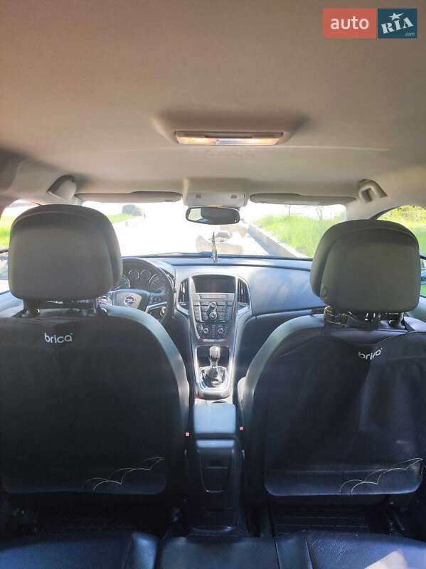 Универсал Opel Astra 2011 в Житомире