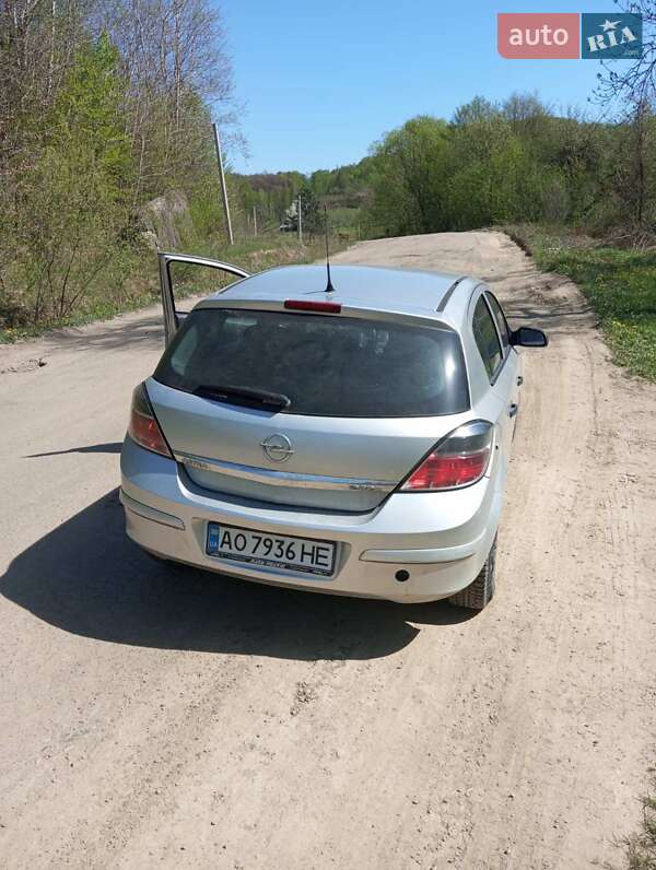 Хэтчбек Opel Astra 2009 в Тячеве