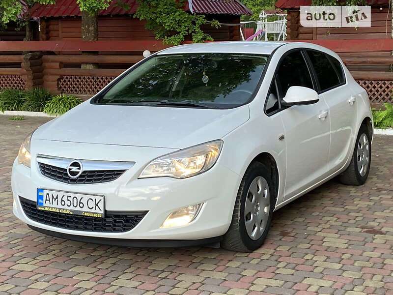 Хэтчбек Opel Astra 2010 в Олевске
