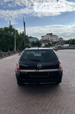 Универсал Opel Astra 2010 в Ровно