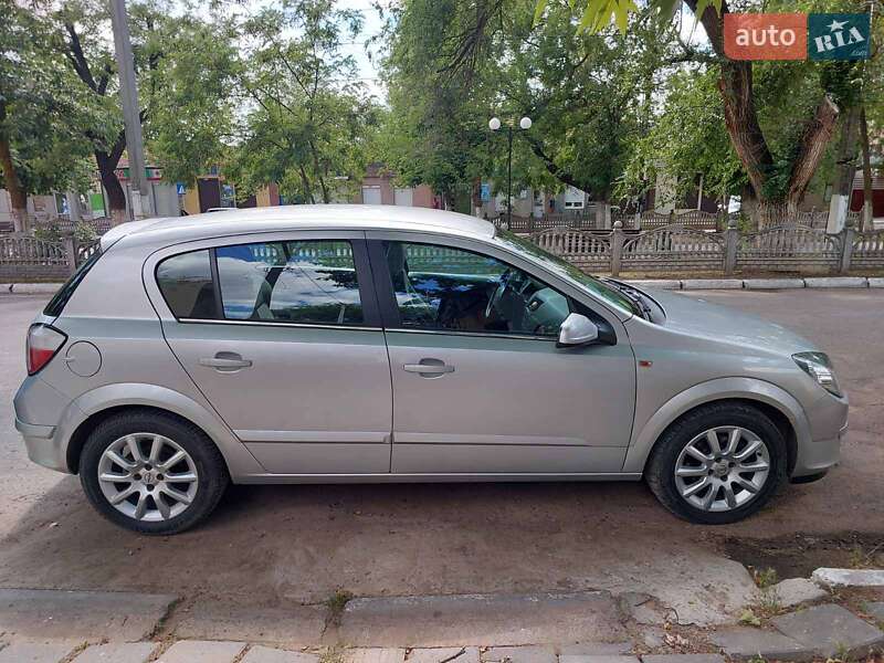 Хэтчбек Opel Astra 2004 в 